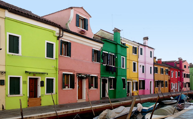Eine farbige Häuserzeile auf Burano – giftiges Grün, Gelb, rosafarben