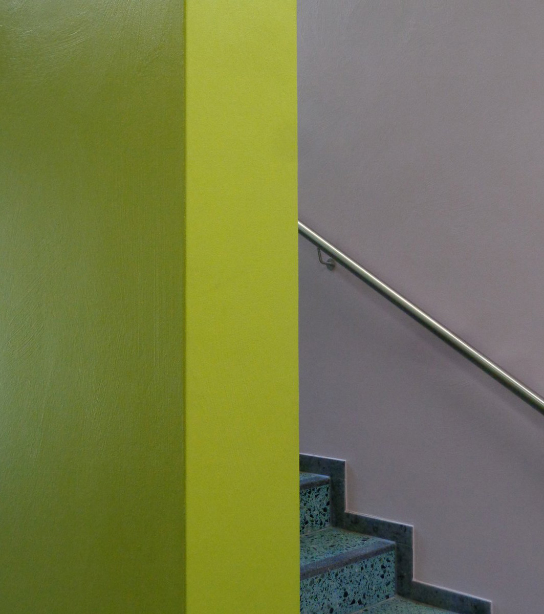 Farbgestaltung im Innern einer Schule Wandoberflächen