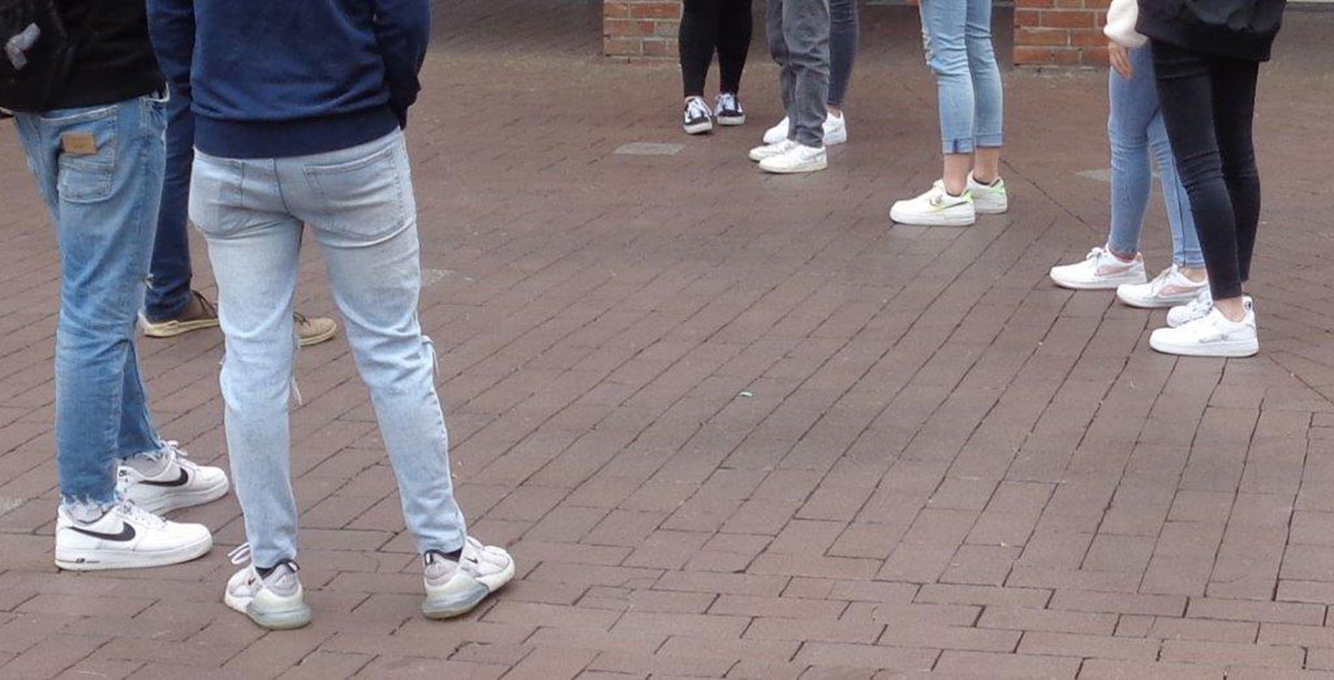 Junge Leute in weißen Sneakers